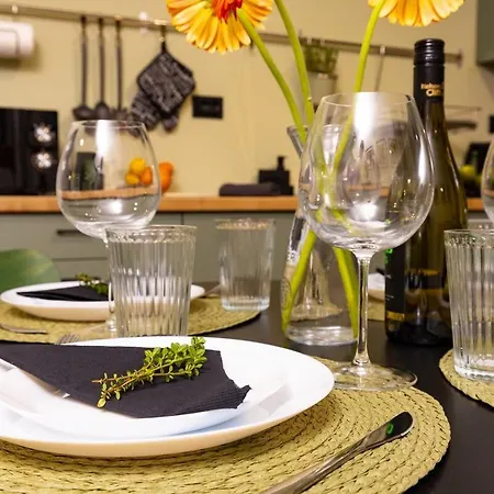 Stylish 'photo Booth' With An Amazing Location דירה