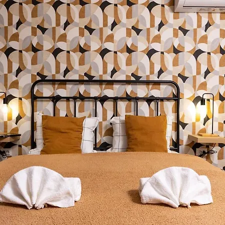 Stylish 'photo Booth' With An Amazing Location Apartman