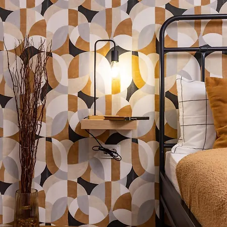 Stylish 'photo Booth' With An Amazing Location Apartman